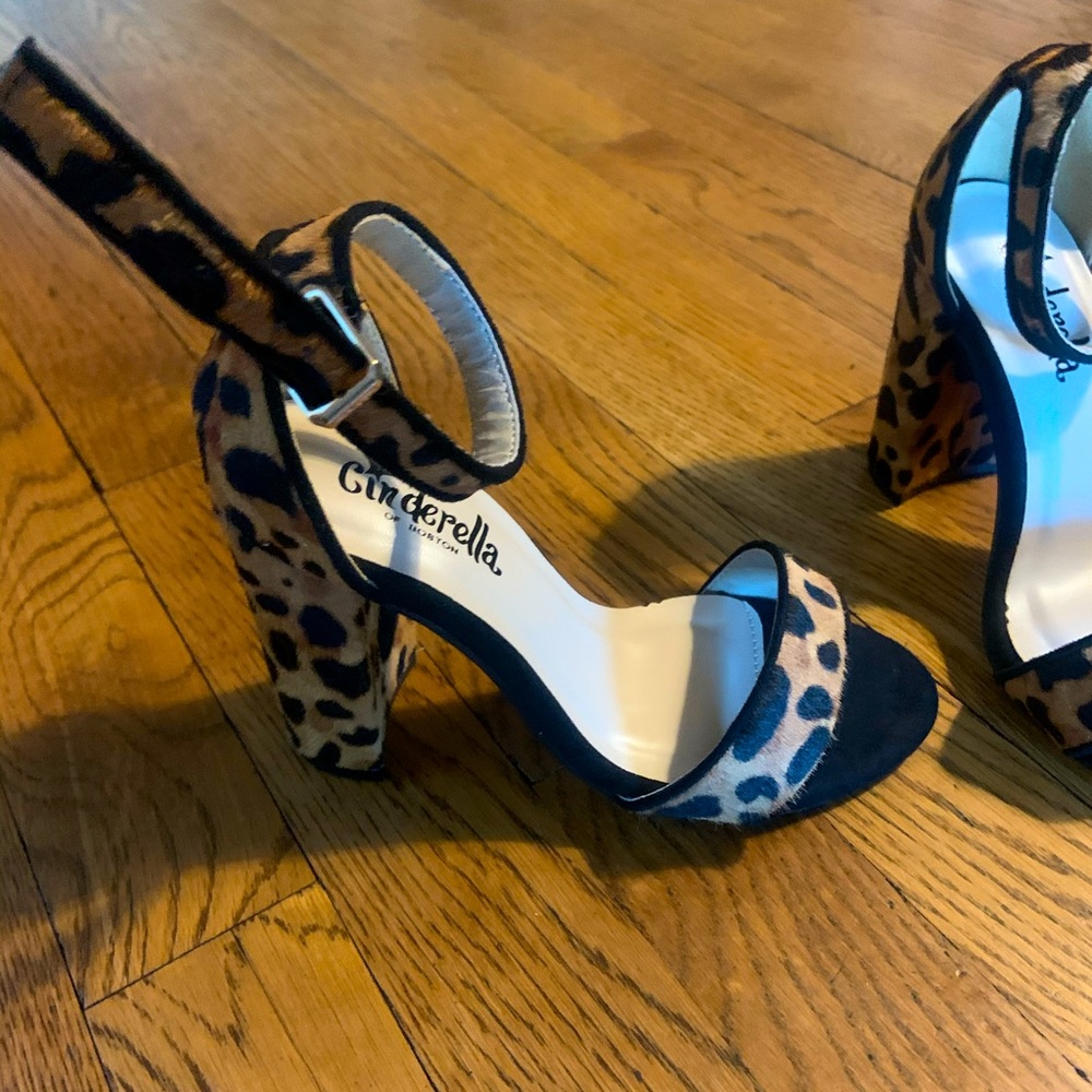 Cinderella of Boston Animal Heel Size 2 ½ Wide